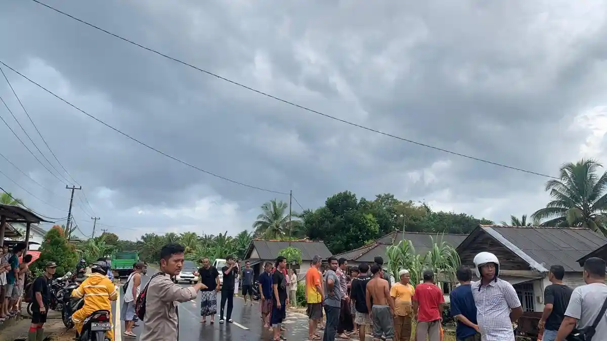 Pengendara Motor Tewas Tabrak Truk di Sungaiselan
