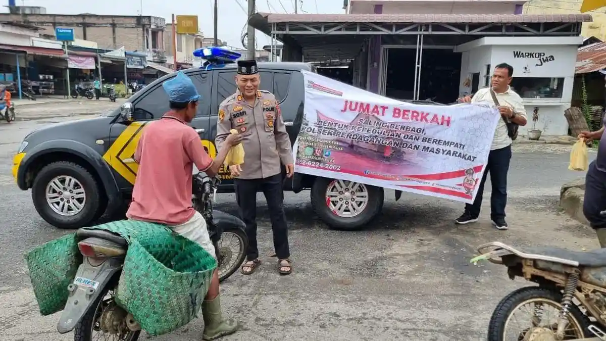 Kapolsek Perdagangan Resor Simalungun Berbagi Berkah melalui Program Jumat Barokah