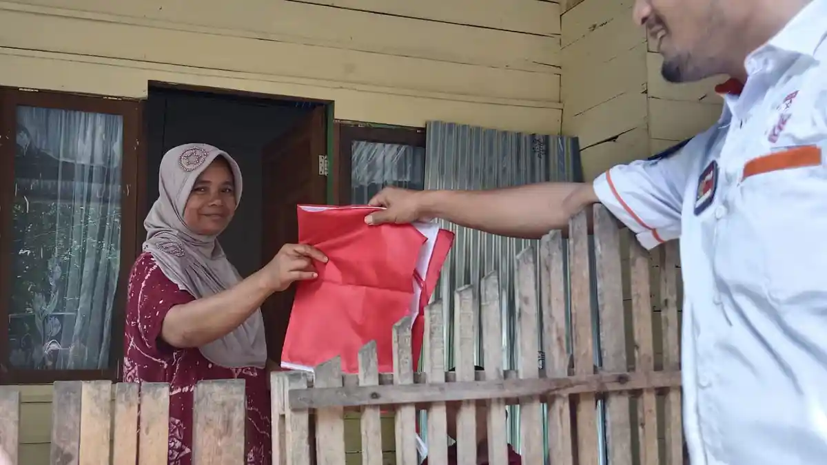 Dukung Gerakan 10 Juta Bendera, IPAR Bagikan Sang Merah Putih ke Rumah Warga di Aceh Besar