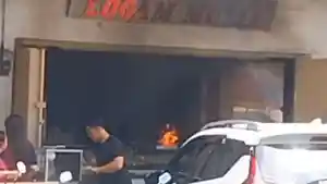 ibu-rumah-tangga-bakar-toko-emas.jpg