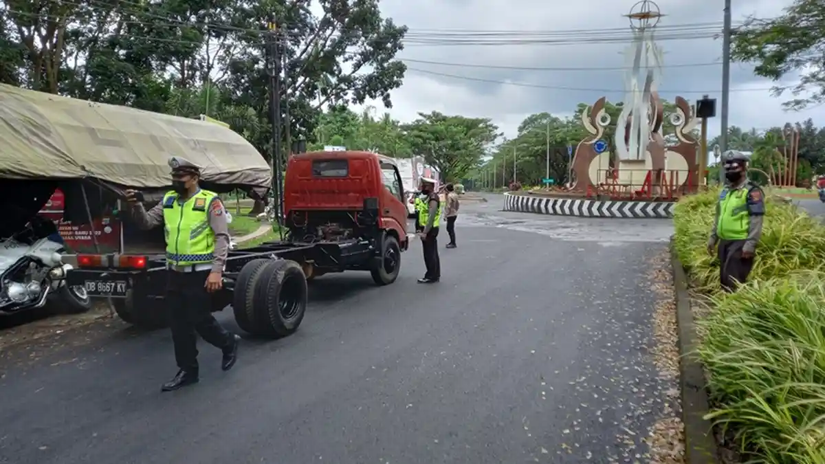 Sat Lantas Polres Minut Tegur Pengendara yang Tidak Taat Prokes Saat Operasi Samrat di Zero Point