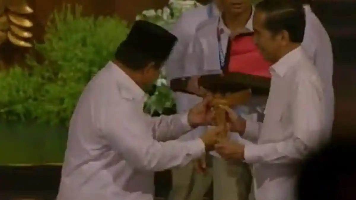 Full Senyum Jokowi Terima Hadiah Keris Emas dari Prabowo di HUT ke-17 Gerindra