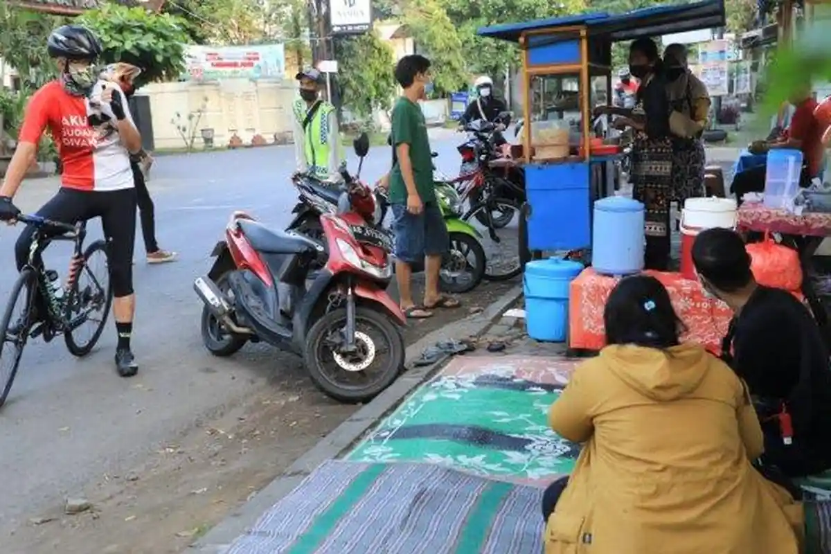Detik-detik Ganjar Bubarkan Paksa Warga yang Berkerumun saat PPKM Darurat: Saya Bisa Hukum Njenengan