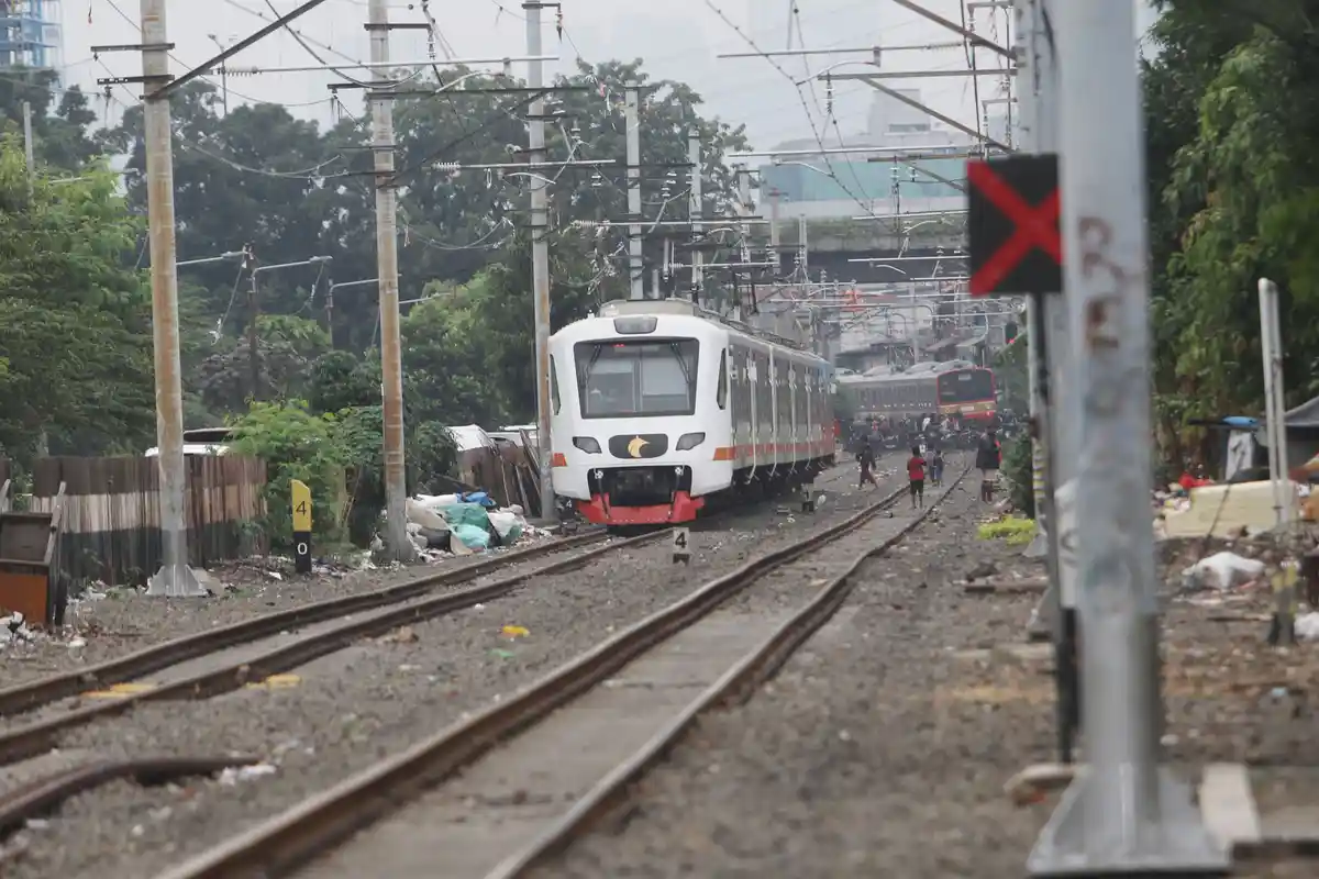 KAI Commuter Tambah 2 Perjalanan Malam Commuter Line Basoetta Antisipasi Puncak Arus Balik Lebaran