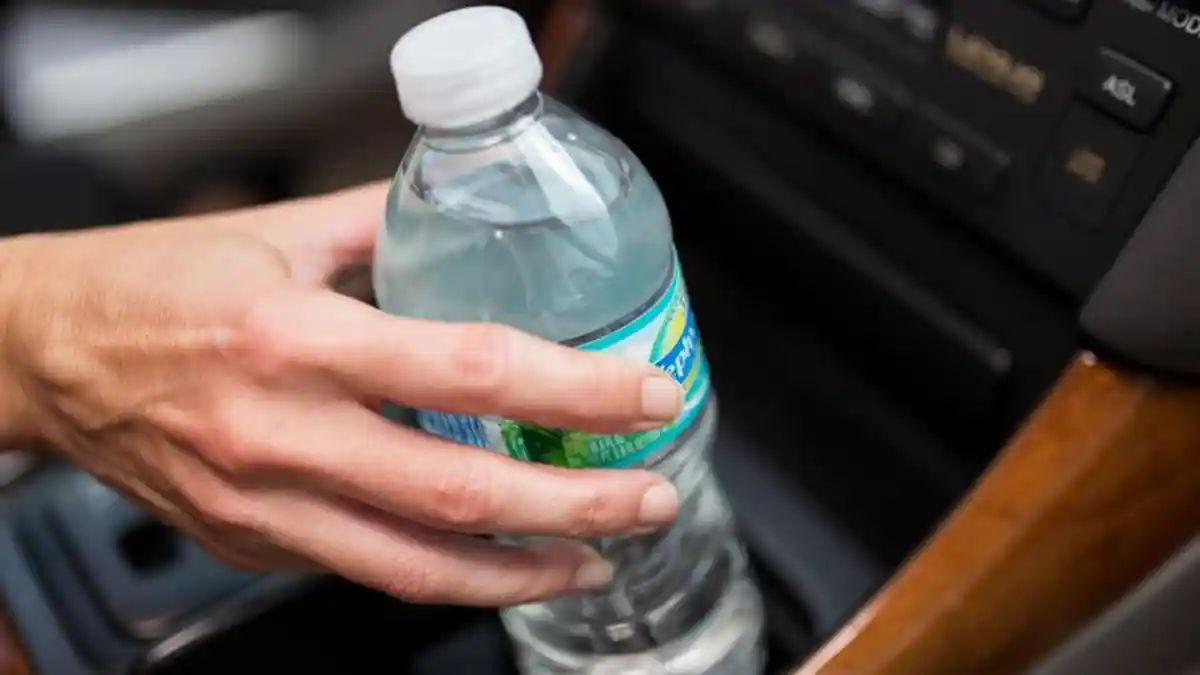 Jangan Tinggalkan Botol Minum di Dalam Mobil, Bahaya Ini Akan Mengintaimu