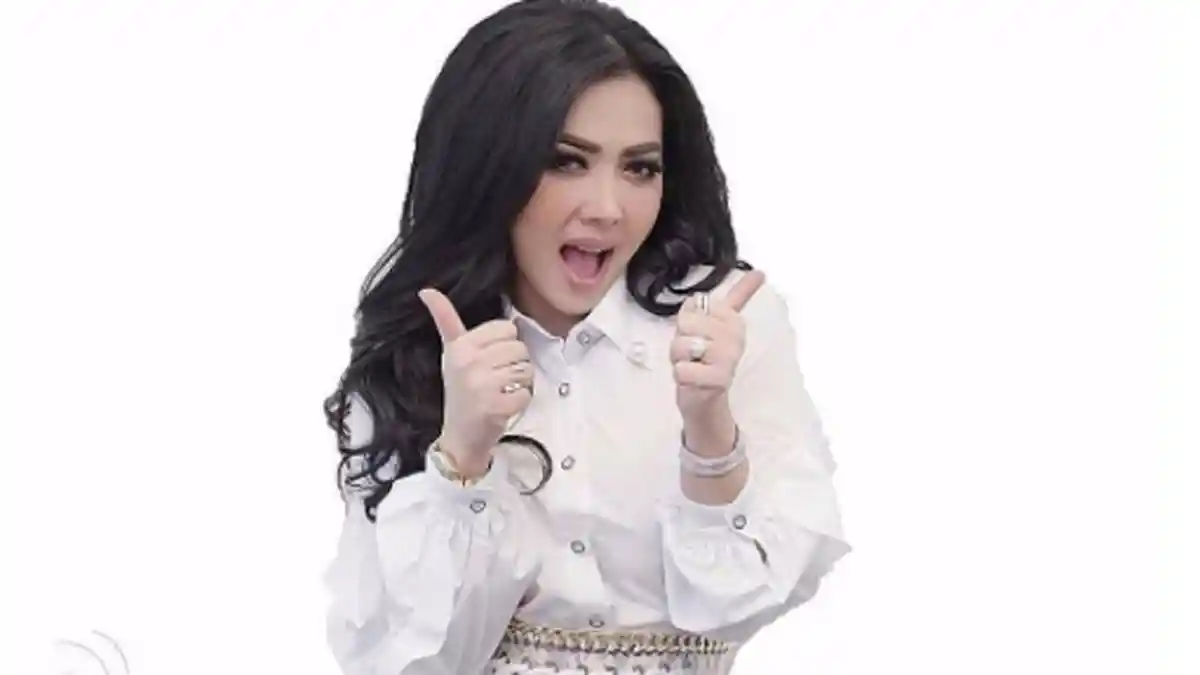 Ulala! Kaus Putih dan Celana Cutbray Syahrini Ini Harganya Beda Jauh Banget! Mahalan Mana ya?