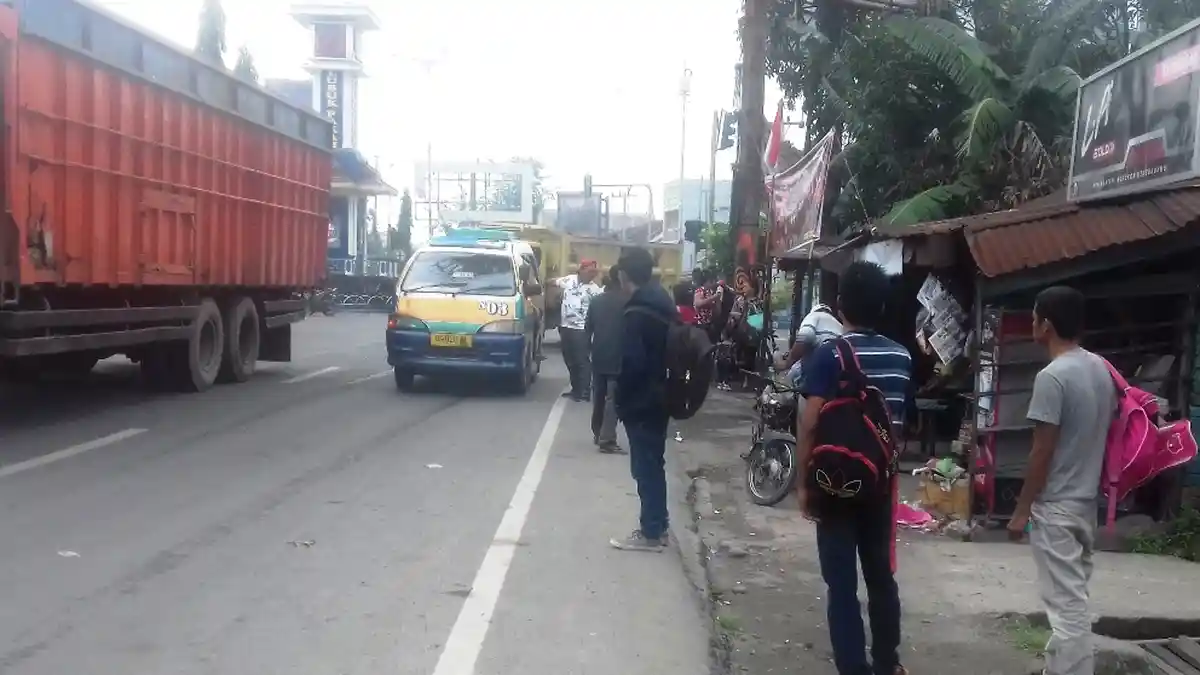 Tak Tahu Sopir Angkot Demonstrasi, Penumpang Berjam-jam Menunggu