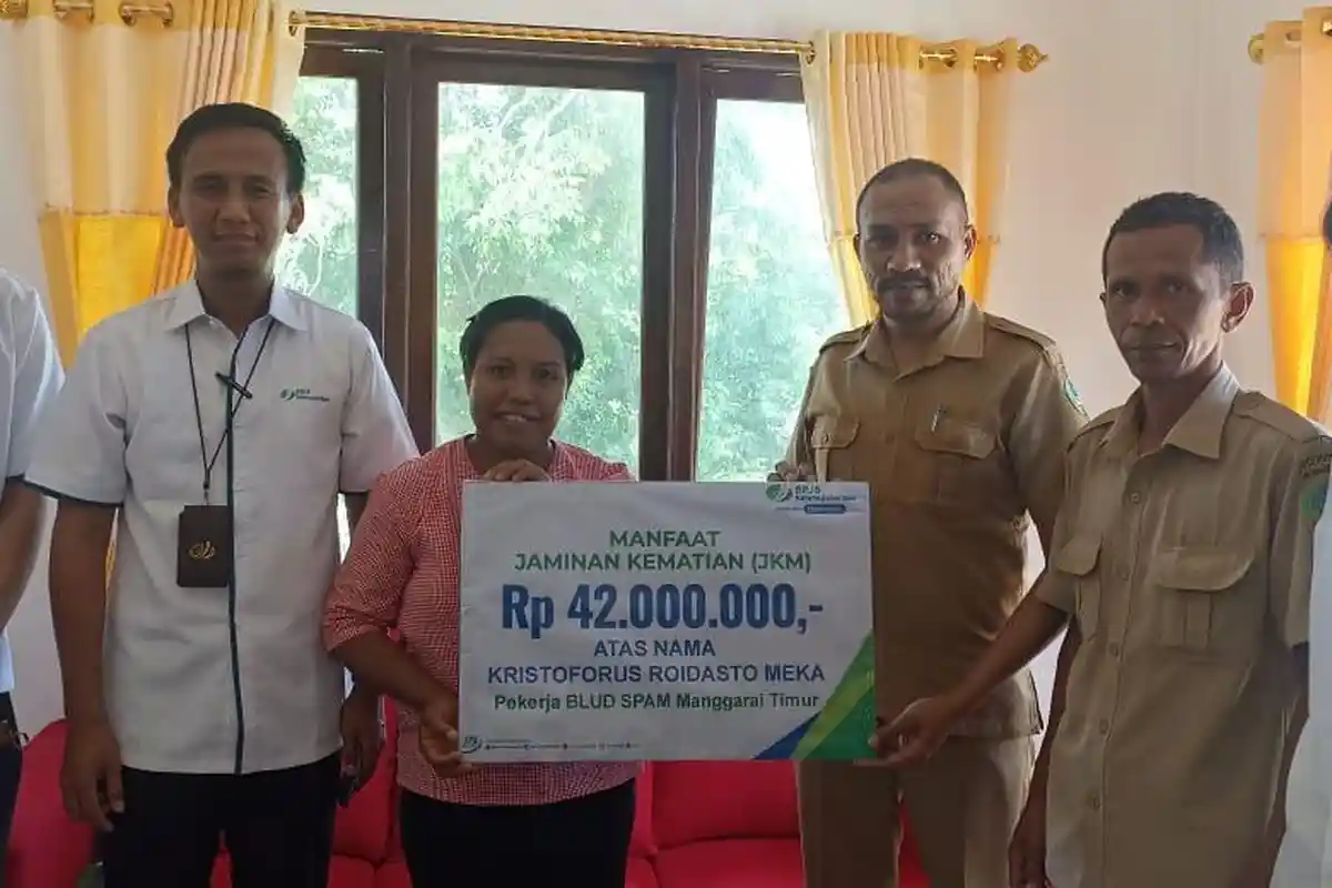 BPJS Ketenagakerjaan Serahkan JKM 42 Juta Kepada Ahli Waris  Karyawan SPAM Manggarai Timur