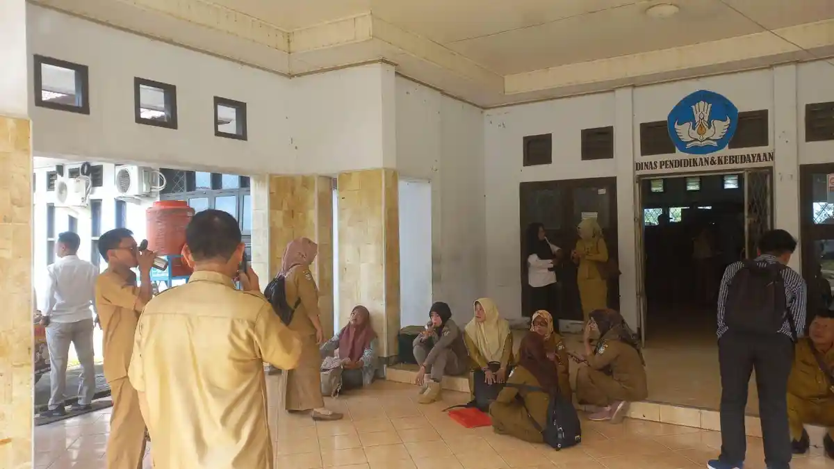 Bola Panas Honorer Siluman Bergulir, Dikbud Seluma Bengkulu Kumpulkan Kepala Sekolah