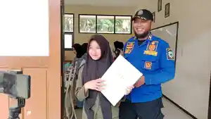 MENGAMBIL-RAPOR-Syahira-Putri-Amalia-pelajar-SMKN-1-Kuningan-meminta-bantuanF.jpg
