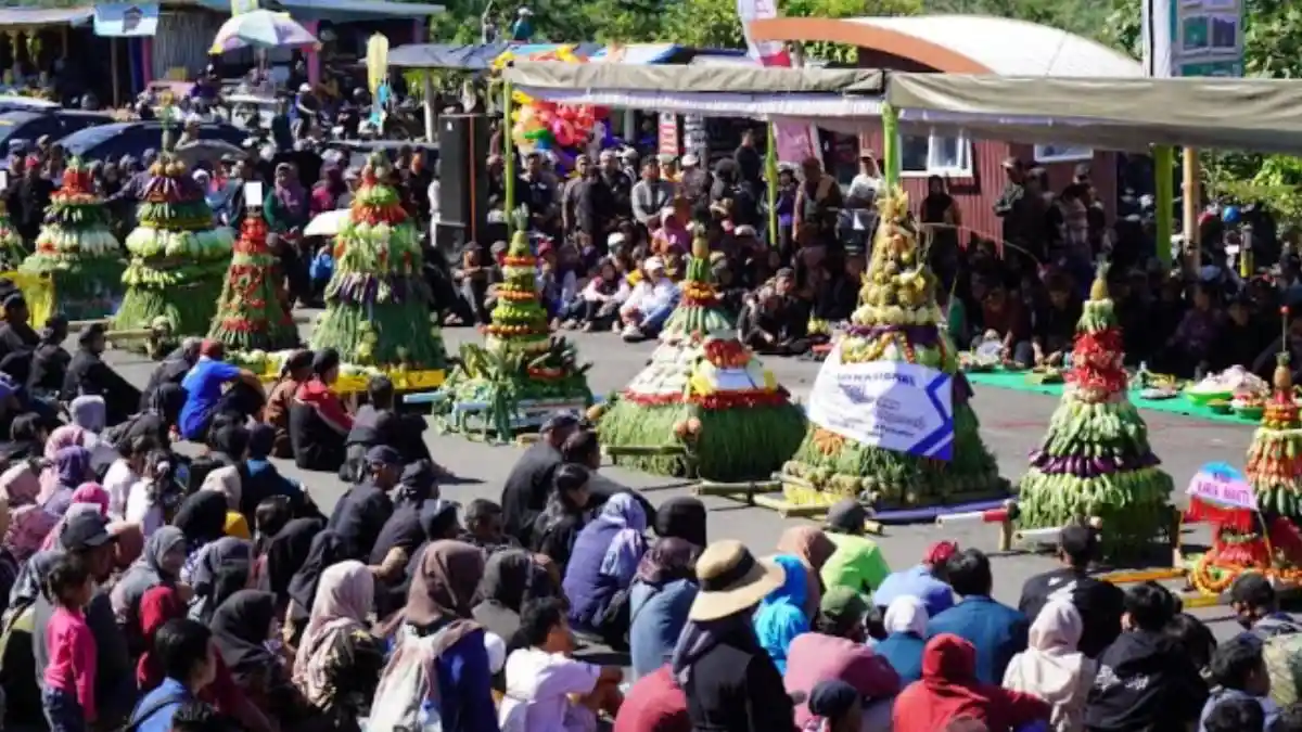 Ritual Larung Sesaji Gunung Kelud Perkuat Tradisi dan Ekonomi Warga Kediri - Surya.co.id