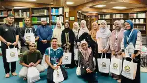 Sebanyak-13-mahasiswa-UIN-Ar-Raniry-berfoto-bersama-usai-kunjungan-di-Masjid-Jame-Asr-Hassanil.jpg