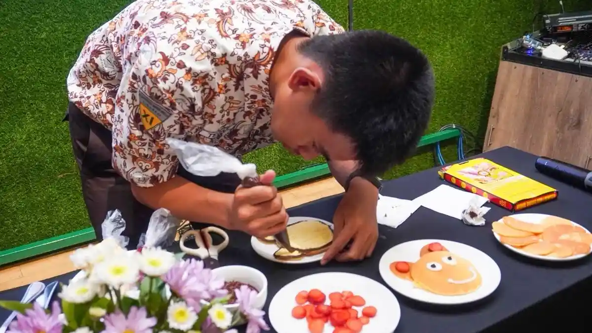 Bukan di Kain, Siswa SMALB Karya Mulia Tuangkan Motif Batik di Atas Pancake