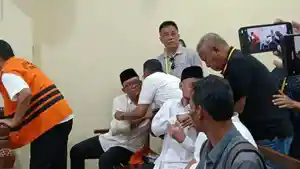 Ardito-Wijaya-berpelukan-dengan-keluarga-dan-kerabat.jpg