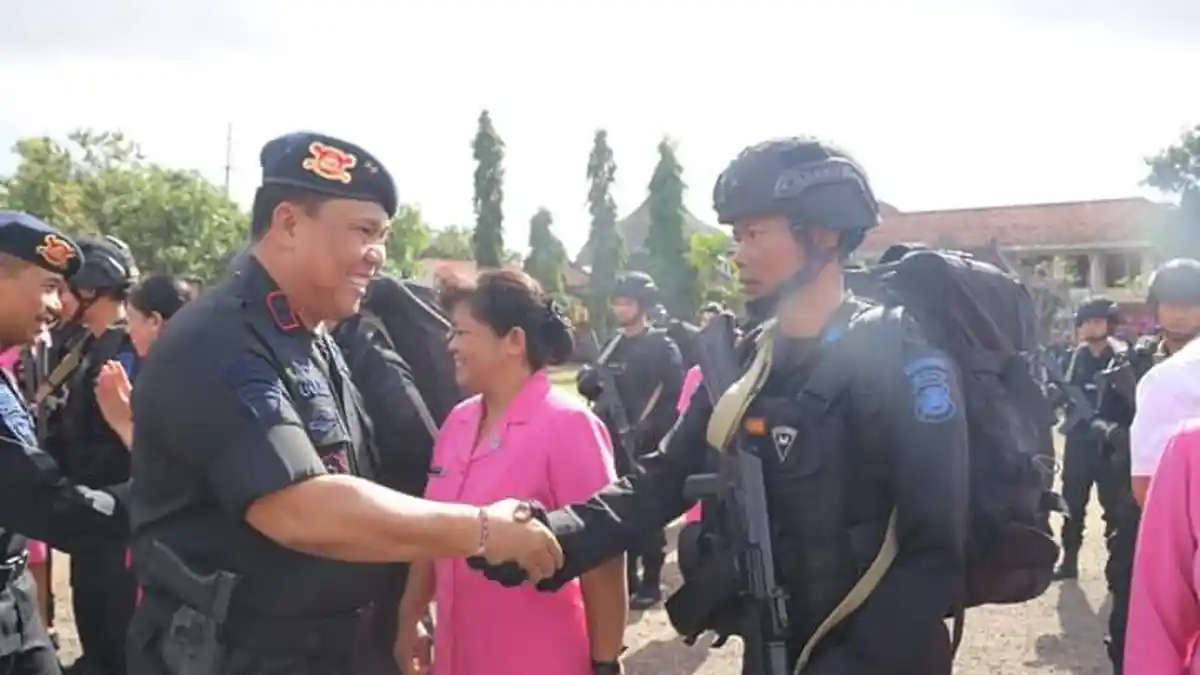 Kapolda Bali Pimpin Upacara Pengantar Kompi Satbrimob Polda Bali BKO ke Polda Papua