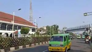 Kawasan-Alun-Alun-Kota-Bogor-sudah-ramai-dipadati-angkot-pada-pagi-hari-ini.jpg