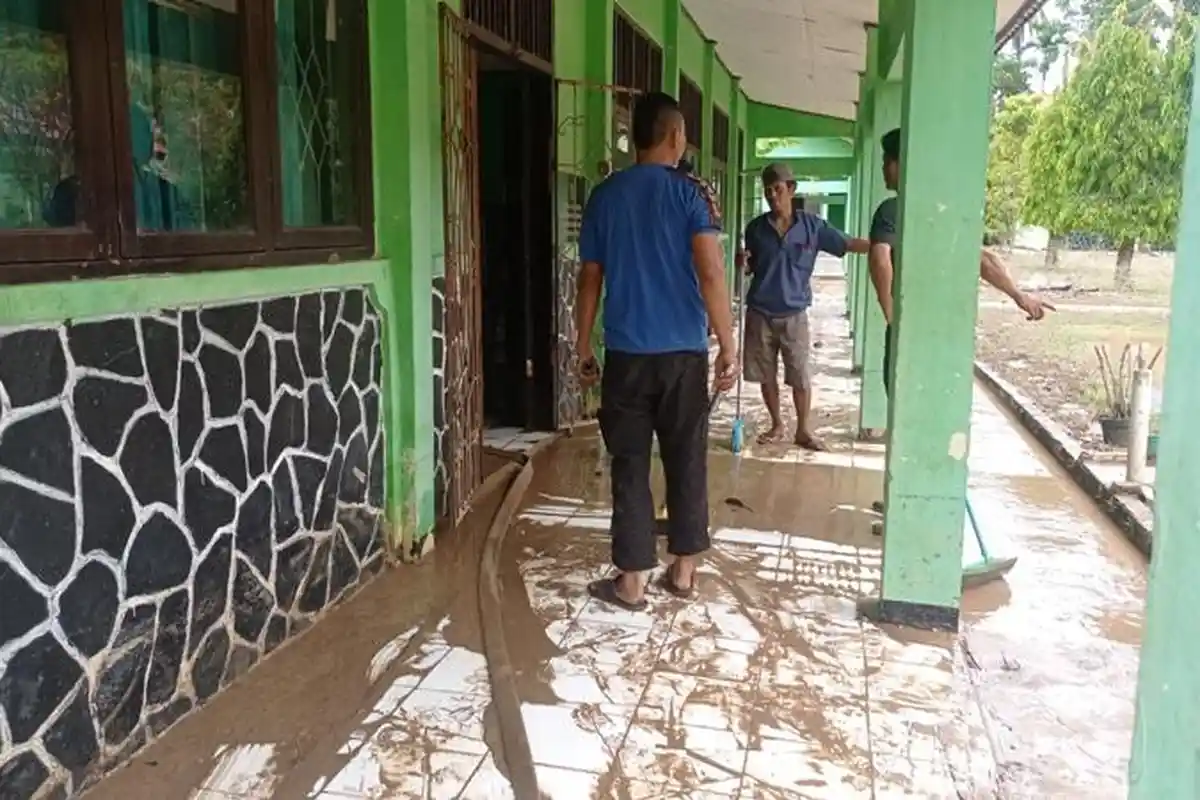 Damkar Tanggamus Lampung Turunkan 10 Personel Bersihkan Sisa Banjir di SMPN 2 Semaka