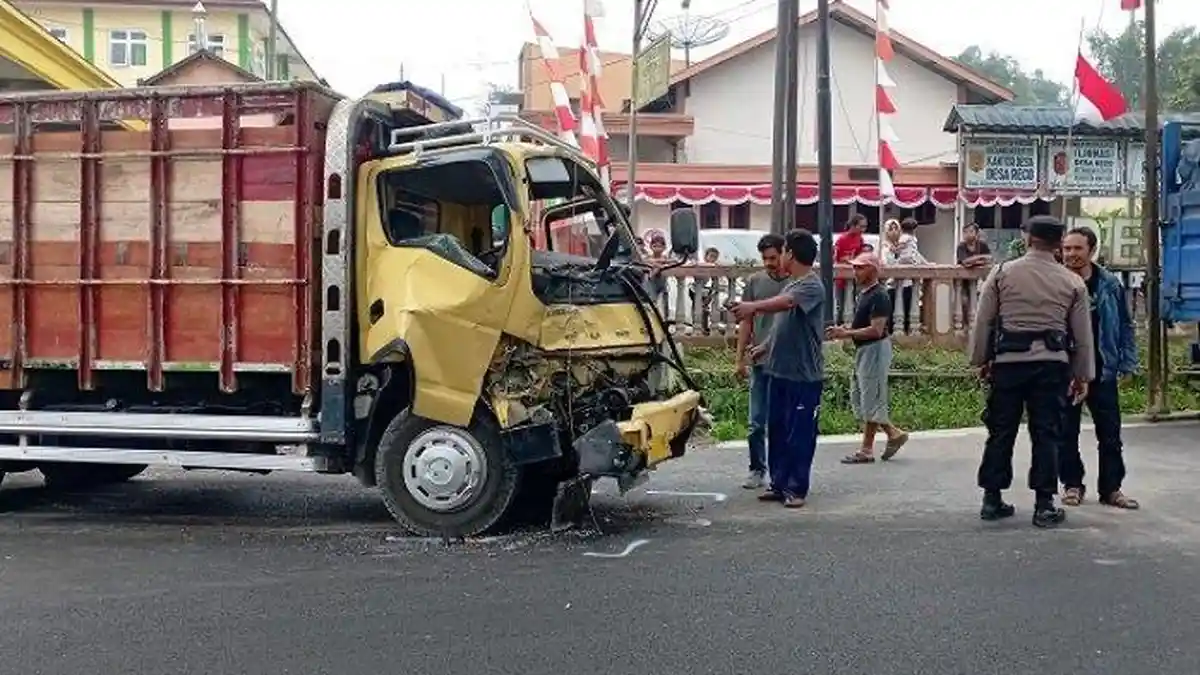 Kronologi Kecelakaan Beruntun Libatkan 4 Kendaraan, Bermula dari Truk Bermuatan Pasir yang Menyalip
