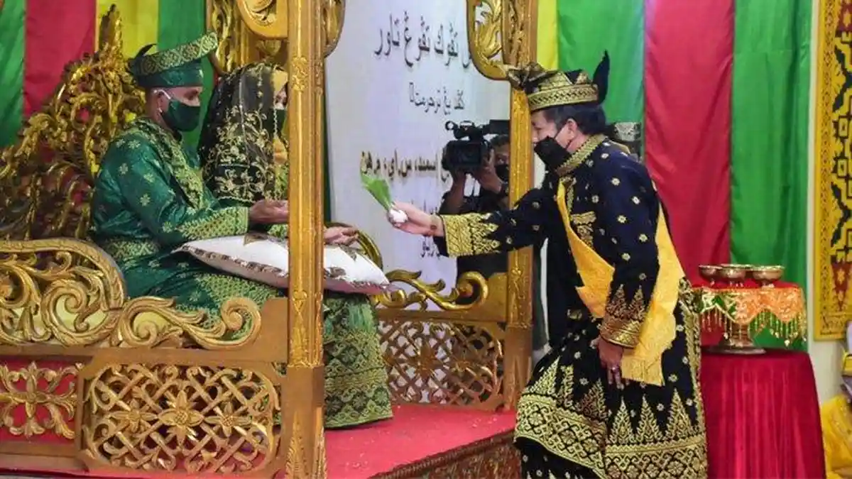 TRIBUN-MEDAN-WIKI: Mengenal Tradisi Tepuk Tepung Tawar di Sumut
