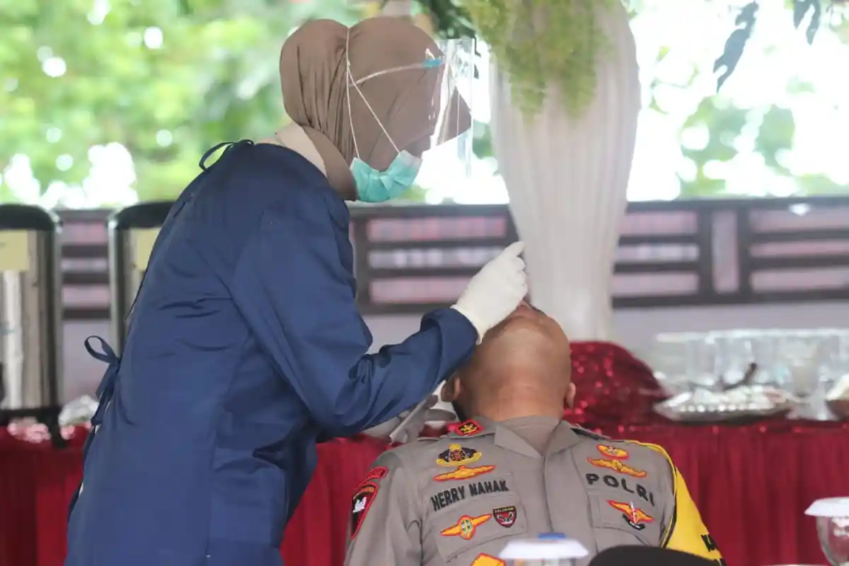 Berharap Polisi jadi Teladan Prokes dalam Pilkada 2020, Jajaran Polda Kaltim Ikuti Swab Test
