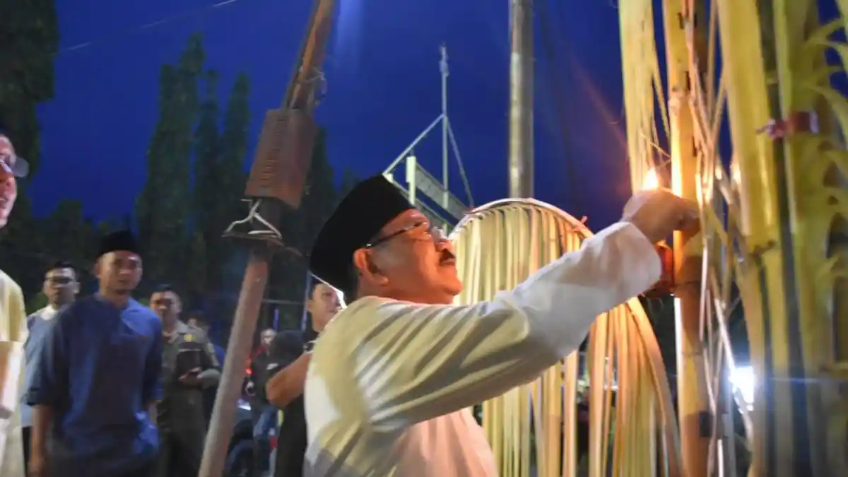 Bupati Boalemo Rum Pagau Pasang Lampu Tumbilotohe