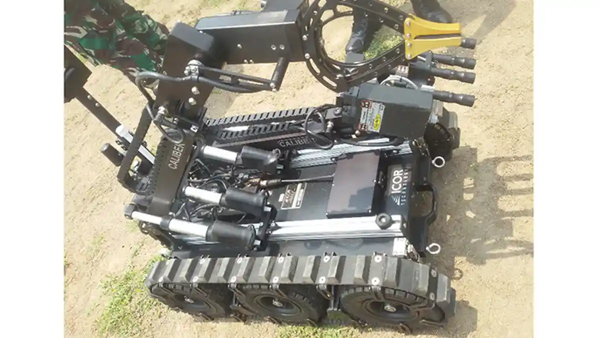 Senjata Antiteror Indonesia Harus Lebih Hebat dari Amerika dan Inggris - robot-pelacak-bom_20151112_172242.jpg