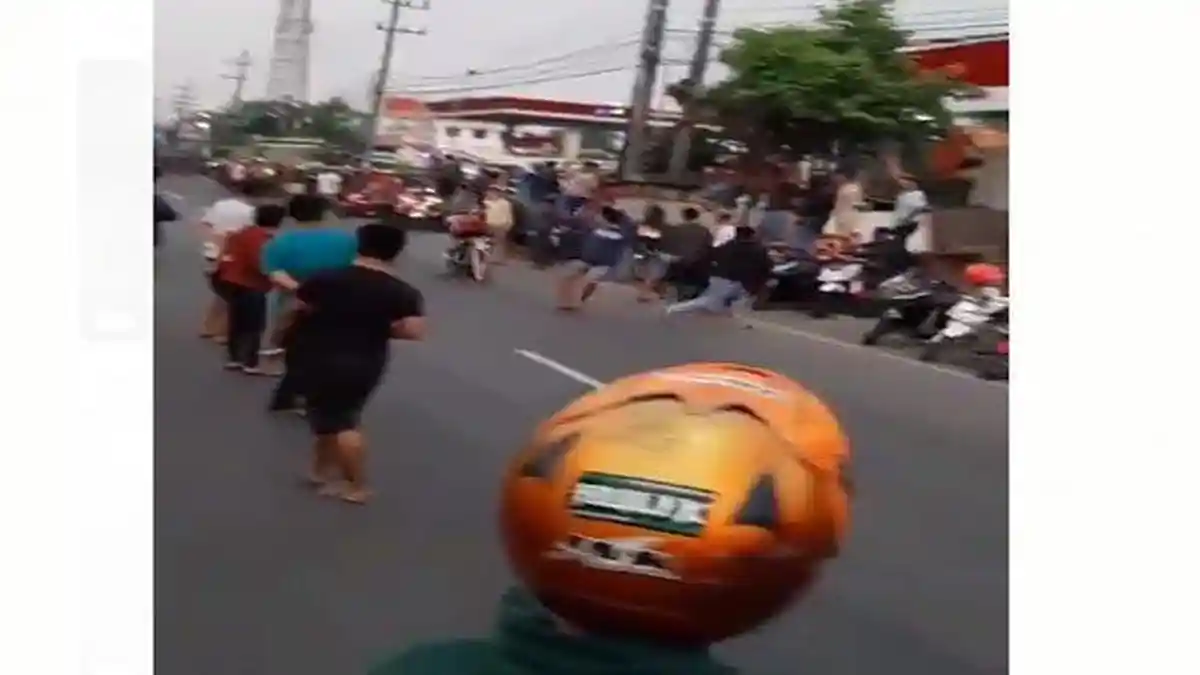 Viral Video Balapan Liar di Sidoarjo, Ada Warga Tertabrak Motor Hingga Terpental