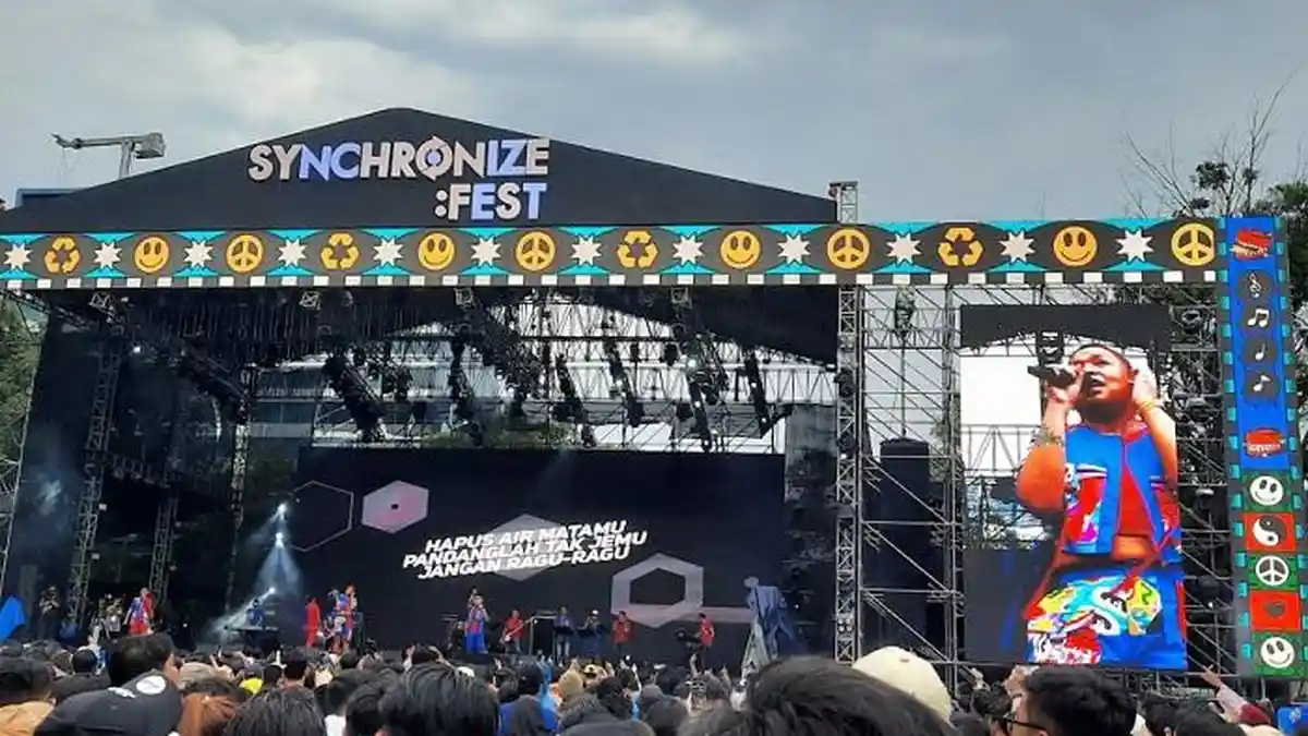 Hujan-hujanan Tonton Konser Project Pop di Synchronize, Tika Panggabean Terharu