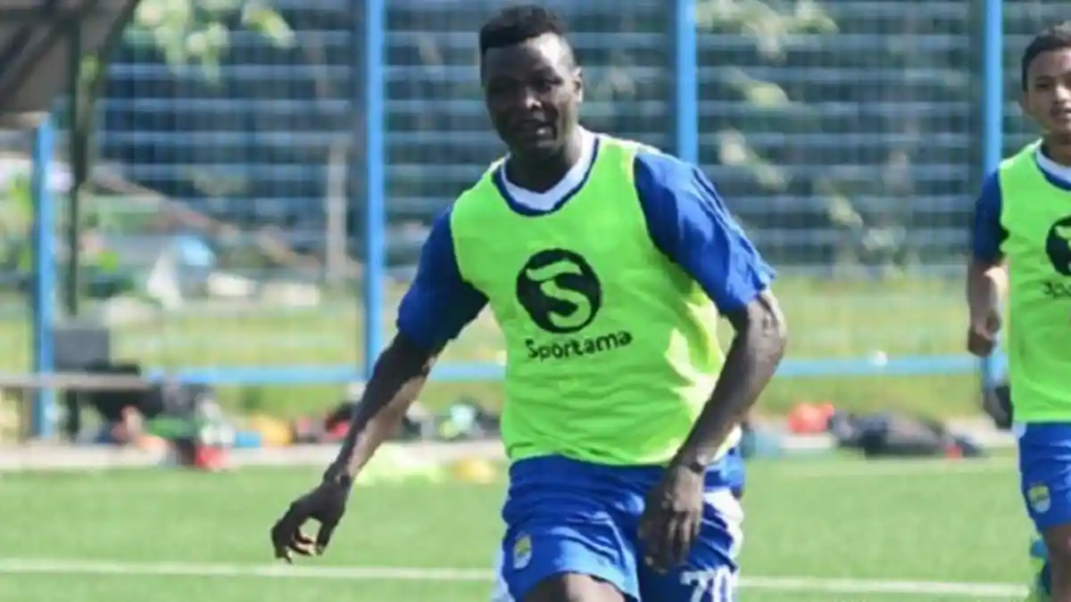 Ezechiel N’Douassel Absen di Latihan Perdana Persib Bandung