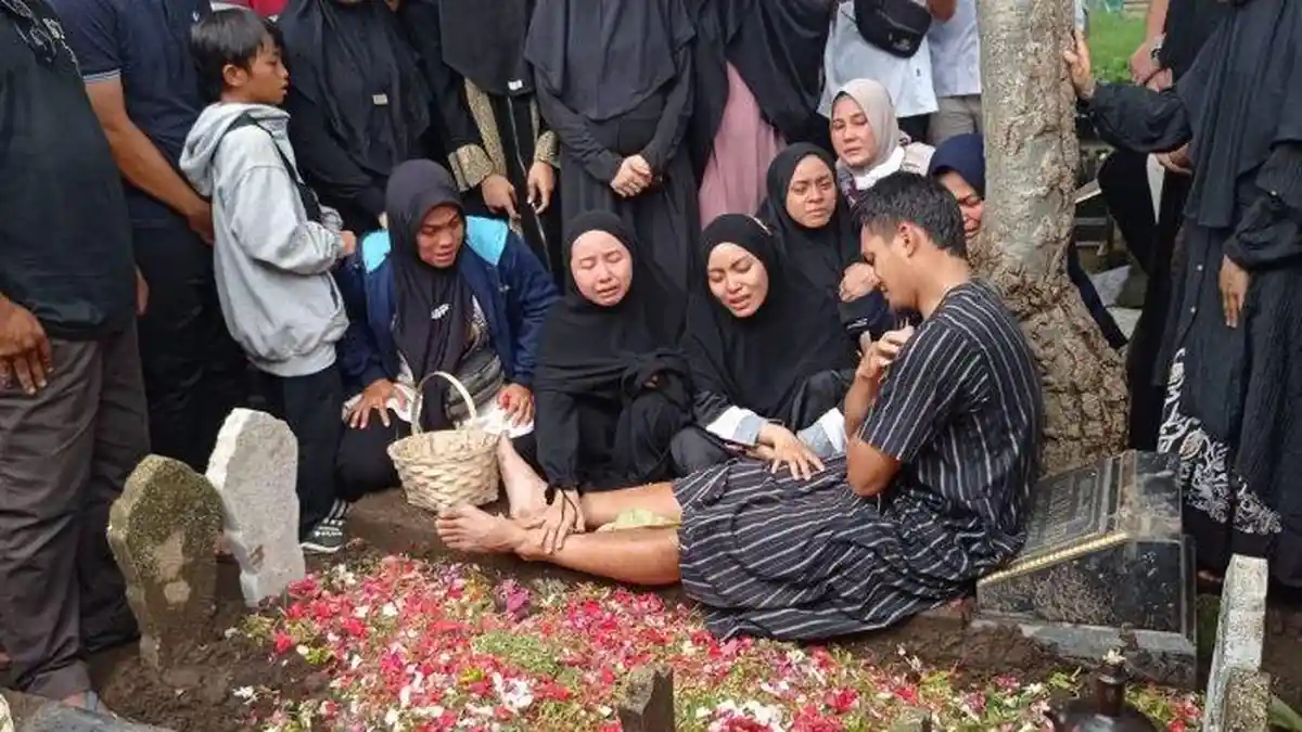 TANGIS Rachmat Irianto Pecah di Pusara sang Ayah, Legenda Persebaya Bejo Sugiantoro Meninggal Dunia