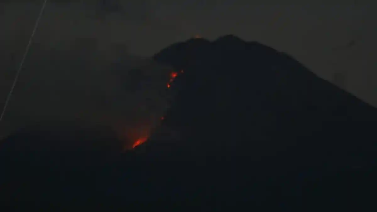 BREAKING NEWS - Gunung Semeru Kembali Muntahkan Lava Pijar
