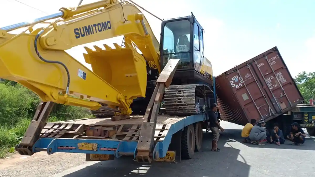 Peti Kemas Lepas dari Truk Kontainer Timpa Truk Pembawa Ekskavator