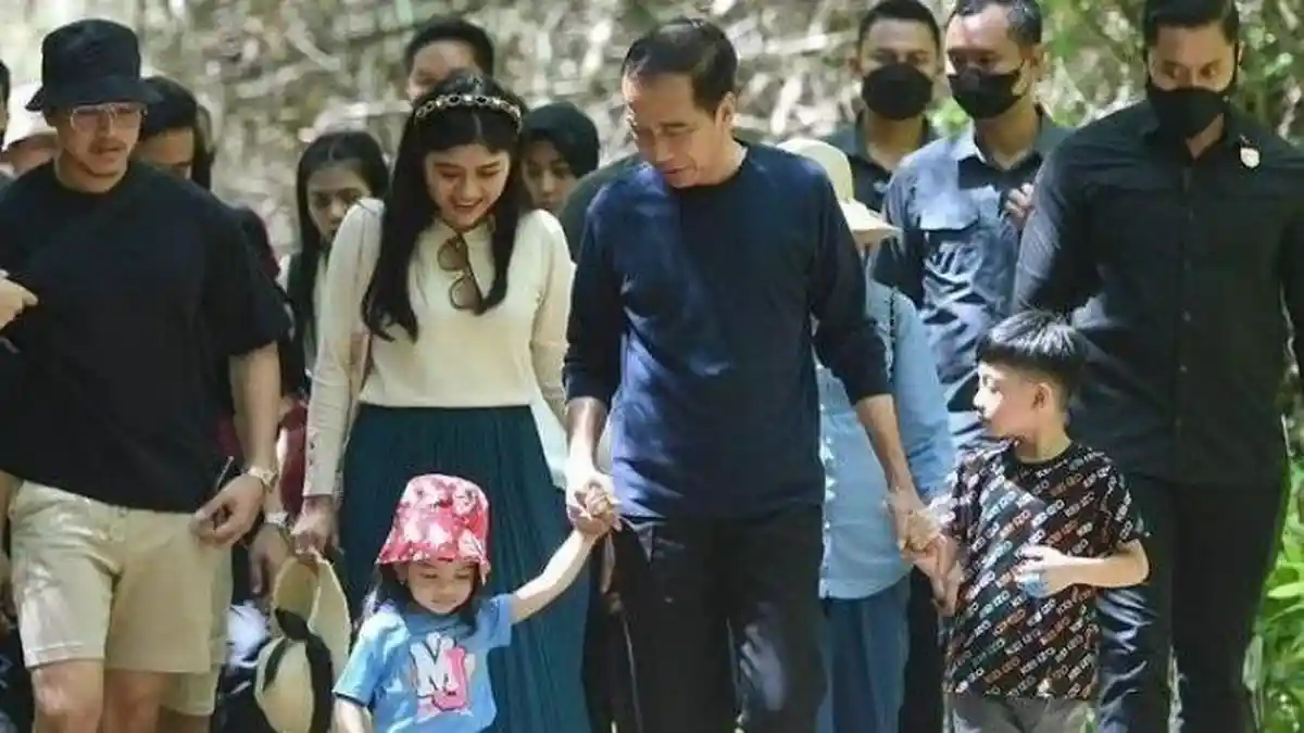 HEBOH Presiden Jokowi Nyaris Makan Buah Berformalin saat Liburan, Ketahuan Sebelum Sempat Dimakan