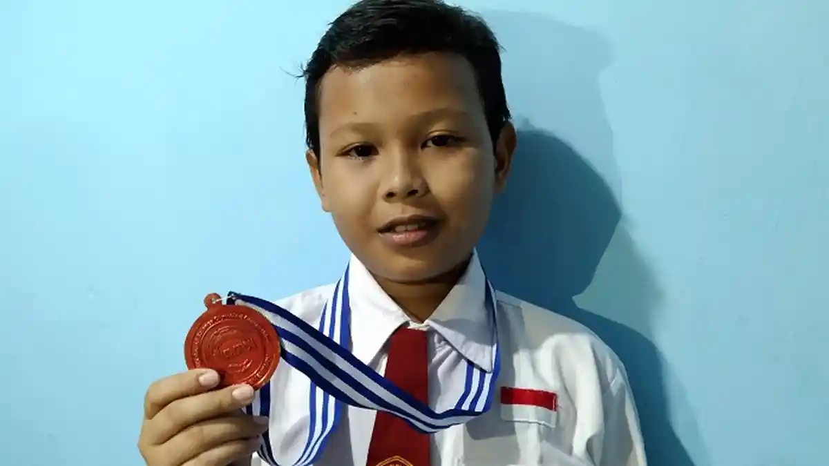 Kerjakan Soal di Warung, Pelajar SD di Singkil Raih Emas Olimpiade Sains Nasional