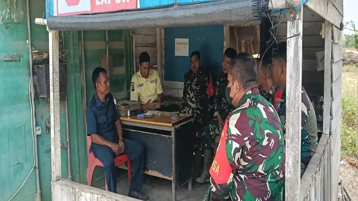 Babinsa Sungai Kunyit Patroli Cegah Karhutla, Warga Diingatkan Tak Bakar Lahan