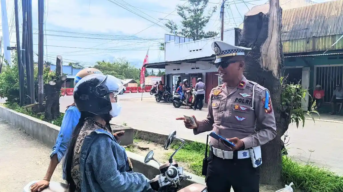 Pengendara Kena Tilang Akibat Main HP Saat Lewati Operasi Patuh Otanaha Gorontalo
