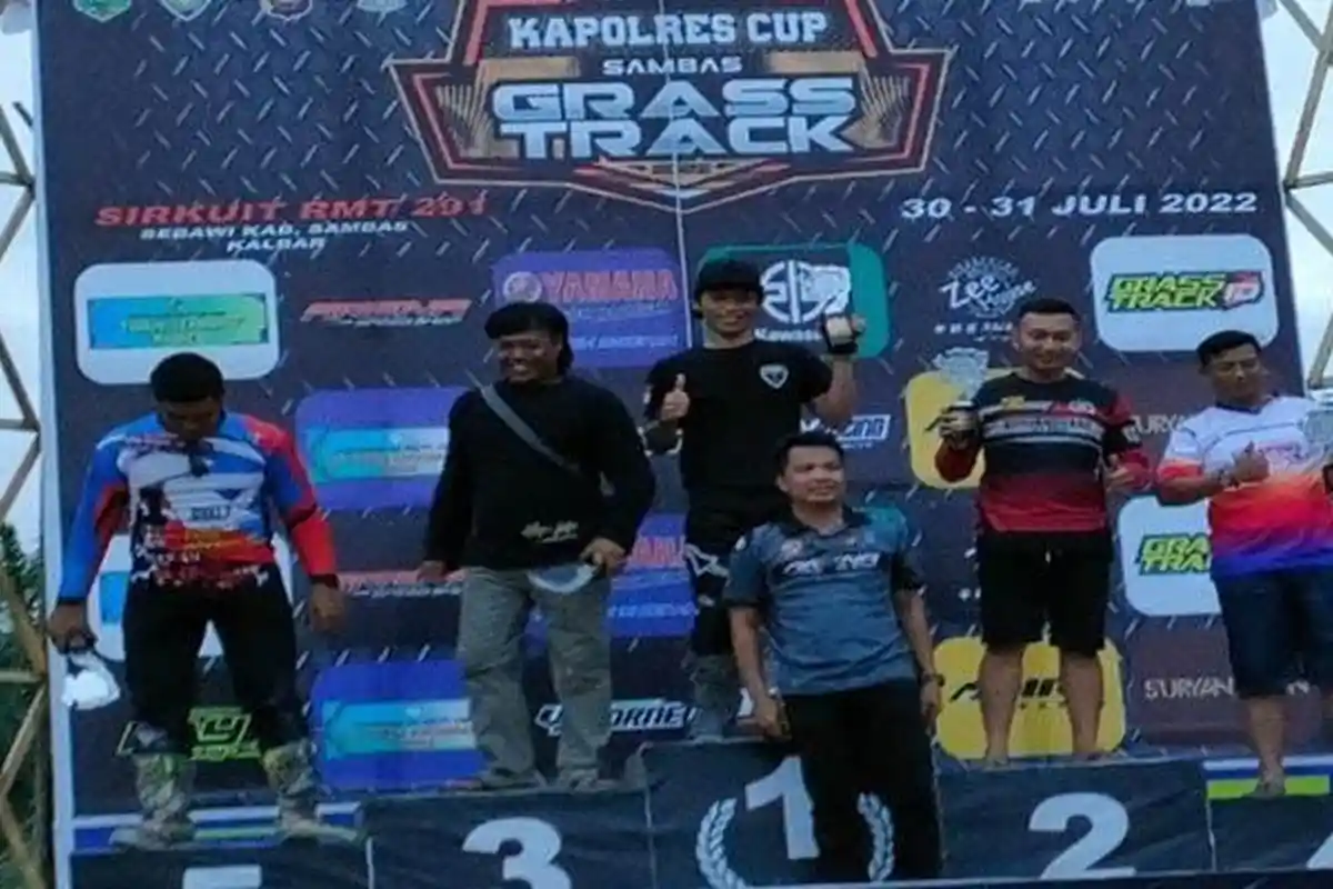 Aipda Ferry Fachrudin Sukses Naik Podium Ajang Kapolres CUP Sambas Grasstrack 2022