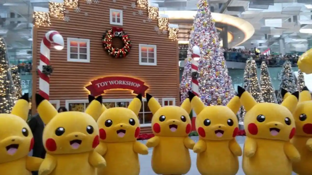 Kehadiran 10 Monster Pikachu Bikin Heboh Suasana di Changi Airport