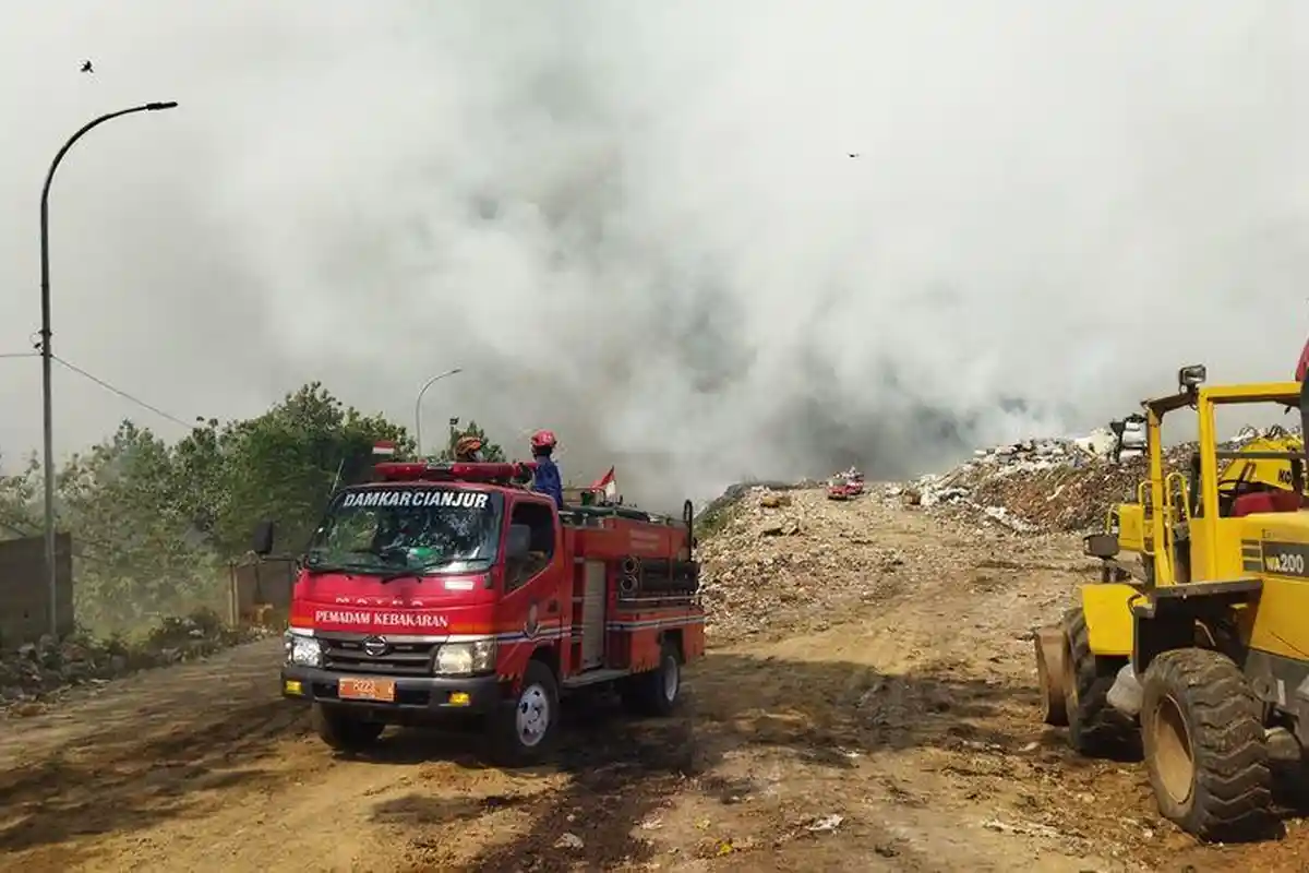 Warga Bandung Diimbau Tidak Buang Sampah Tiga Hari, TPA Sarimukti Masih Terbakar