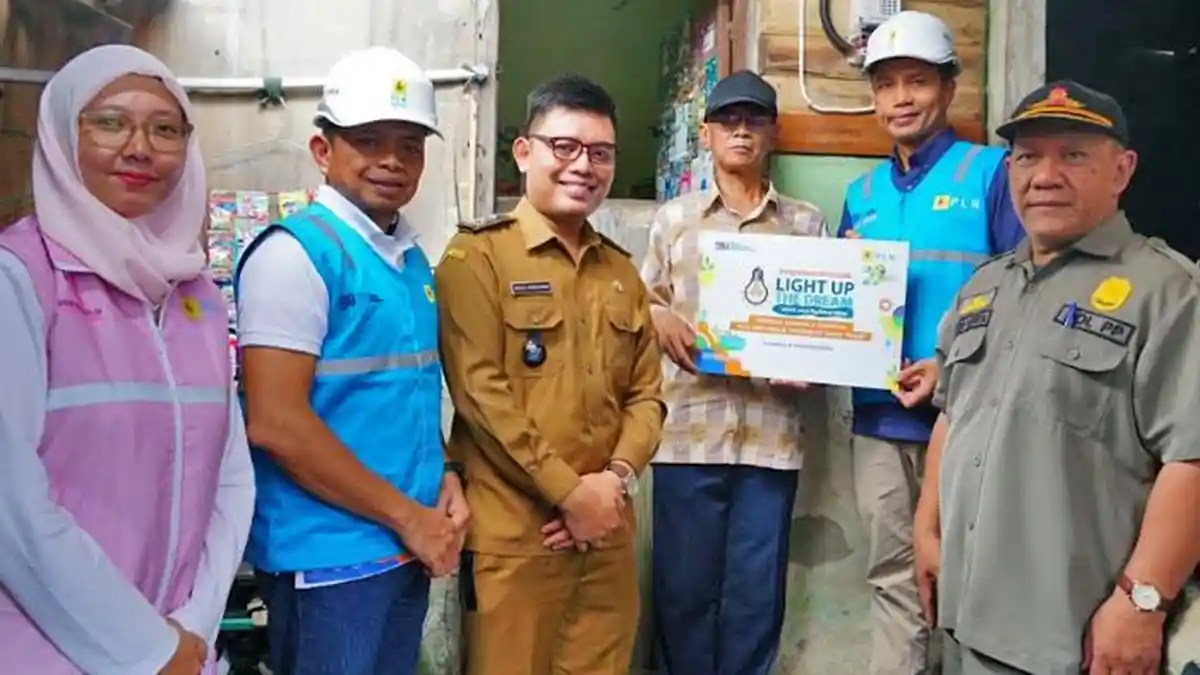 PLN UID Jatim Sambung Listrik Gratis untuk 94 Warga Tak Mampu di Jatim Lewat Program LUTD