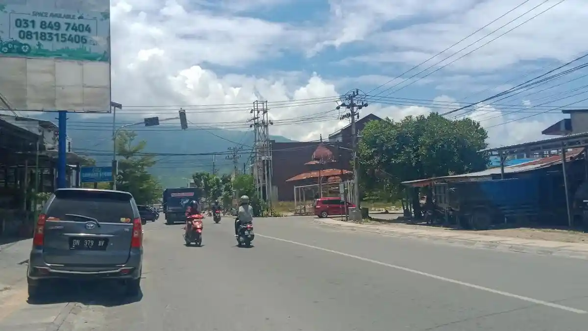 Traffic Light Rusak, Arus Lalulintas di Perempatan Jl H Hayun Tak Beraturan