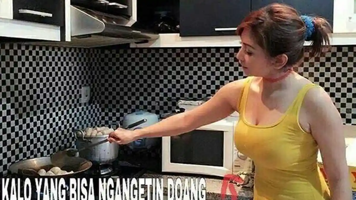 Kenakan Tank Top, Baby Margaretha Masak dan Pasang Status soal Masak dan Ngangetin