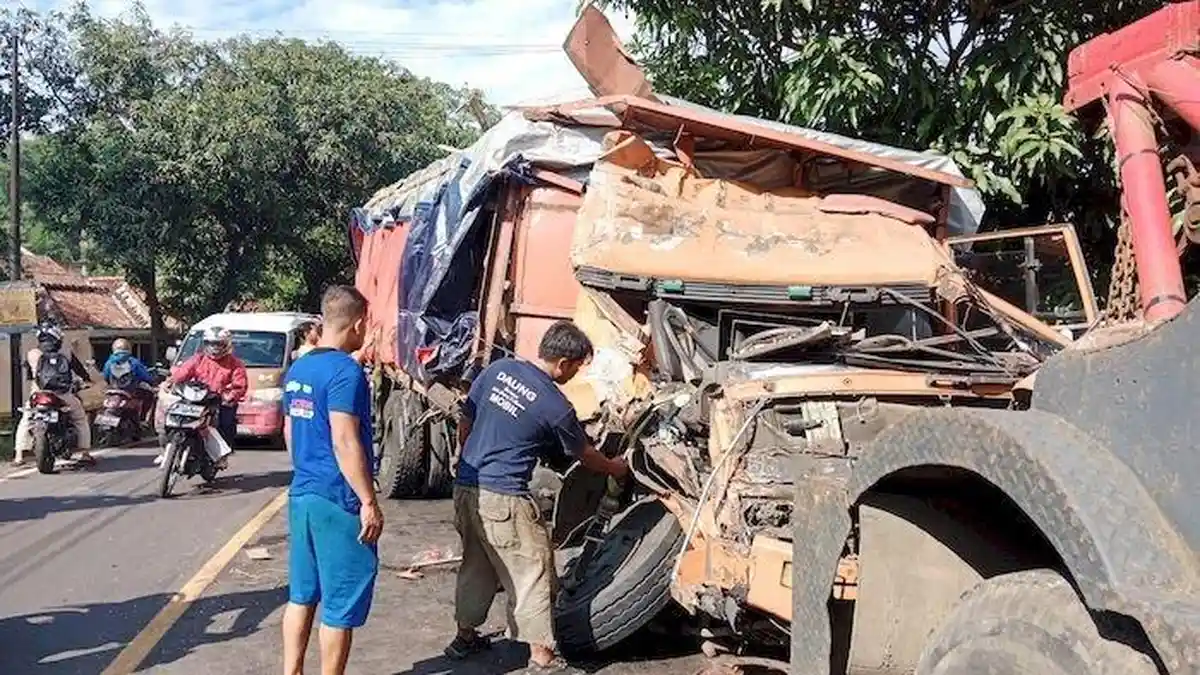 Dua Truk Tronton Tabrakan di Sumedang, Satu Sopir Terjepit Kerangka Kendaraan