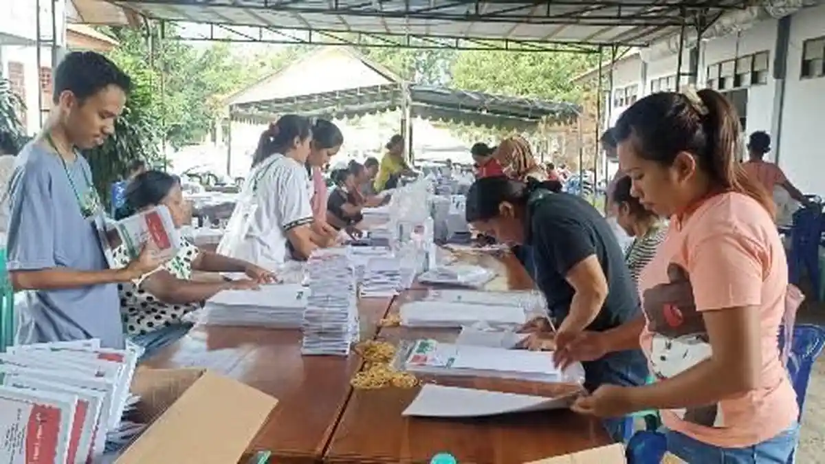 KPU Sikka Libatkan 200 Tenaga Lipat dan Sortir Surat Suara Pemilu 