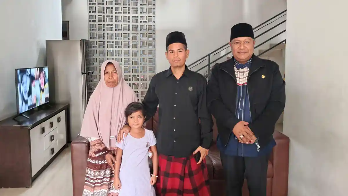 Tgk Ahmada Kunjungi Anak Yatim Asal Pidie Penderita Bocor Jantung di Jakarta - Serambinews.com