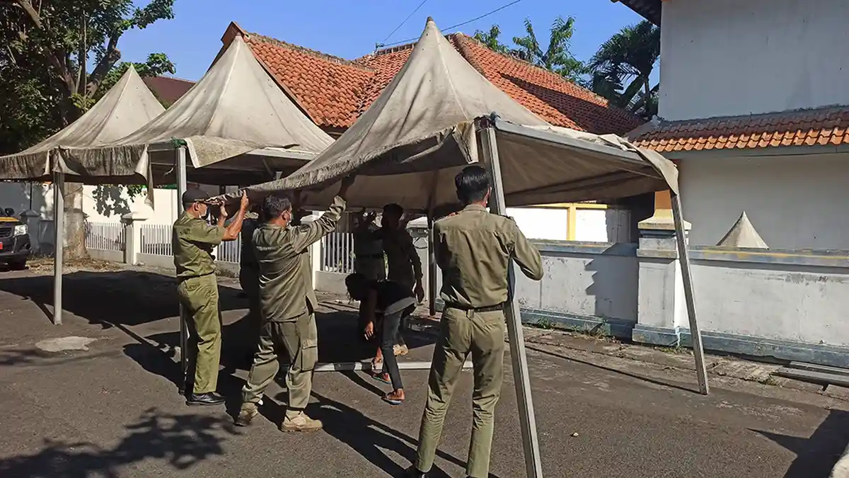 Satpol PP Karanganyar Bantu PKL Pasang Tenda Warung: Ini Hanya Sehari, Sebagai Apresiasi