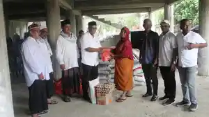 Calon-Wakil-Bupati-Abdul-Hamid-Apong-menyerahkan-bantuan-untuk-korban-angin-kencang.jpg
