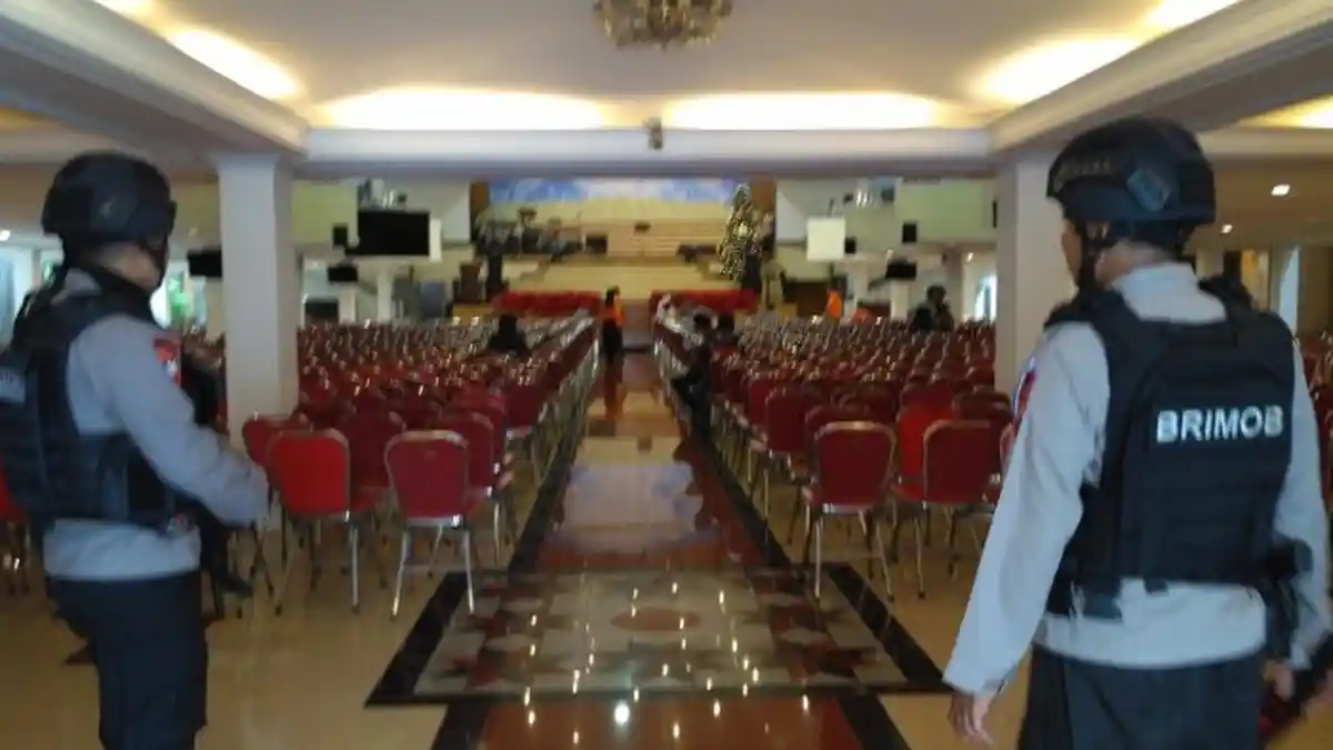 Brimob Sterilisasi Gereja-gereja di Solo Antisipasi Teror