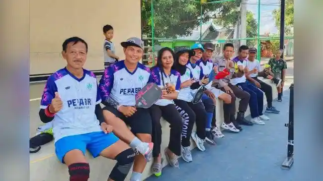 Dorong Hidup Sehat Lewat Olahraga, Bhabinkamtibmas Hadiri Persiapan Pertandingan Pickleball Mataram