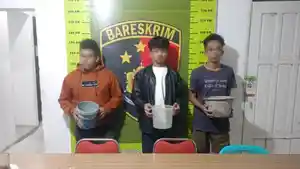 tiga-pria-yang-diduga-melakukan-pungutan-liar-p.jpg